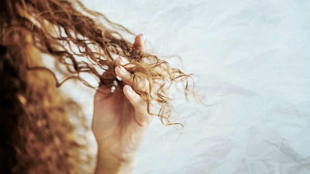 محافظت از موها در استخر: راهکارها و نکات مهم