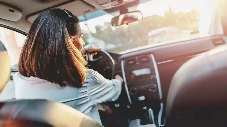 مقابله با مشکل خشکی چشم هنگام رانندگی