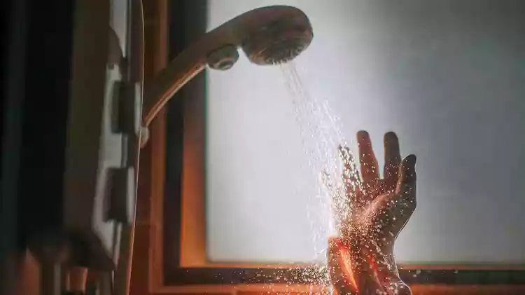 بهتر است صبح دوش بگیریم یا شب؟