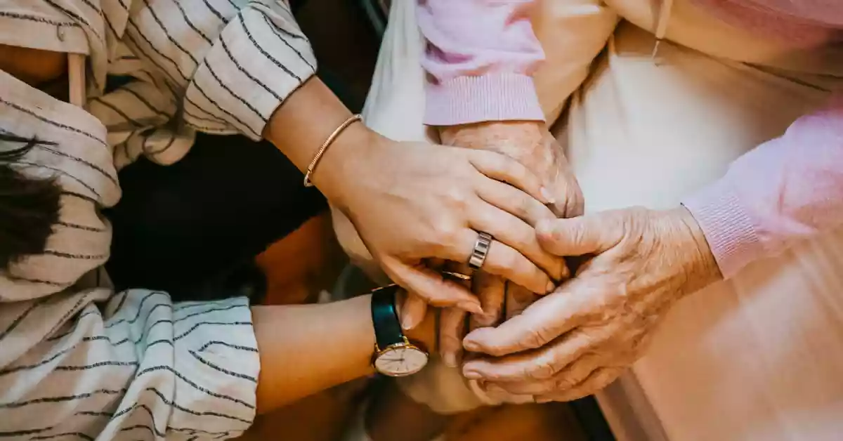 چگونه خبر بیماری خود را به عزیزانمان بگوییم؟